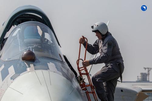 Летчик-испытатель Сергей Богдан поднимается на борт Су-57