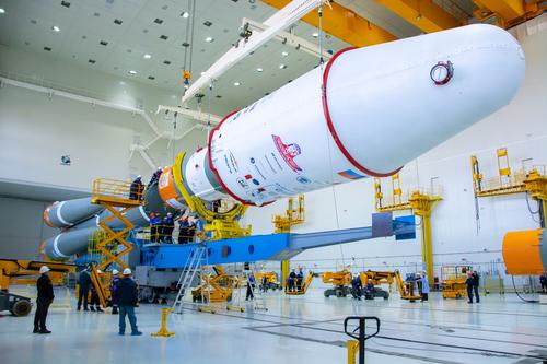 Собрана ракета «Союз-2.1б» для запуска 55 российских и иностранных спутников