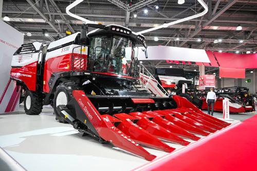 Ростсельмаш представил три модели зерноуборочных комбайнов — S520/530/620