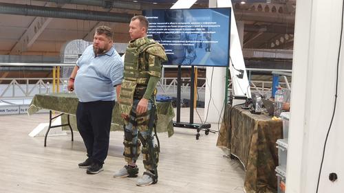 Экзоскелет «Хамари Медоед 2.0» и бронежилет&nbsp;«Медоед».