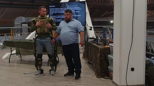 Экзоскелет «Хамари Медоед 2.0» с бронежилетом в процессе разбора.