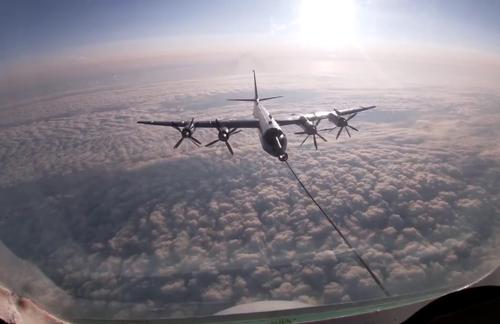 Tu-142 reabasteciendo combustible en el aire
