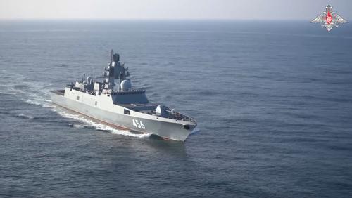 Приструнили истребители Су-33 и МиГ-29К: фрегат «Адмирал Головко» и ракетный крейсер «Маршал Устинов» отразили авианалет в Баренцевом море