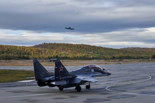 Уклонились от удара врага: Северный флот поднял в воздух Су-30 СМ, Су-33, Су-24М, МиГ-29К, Ил-28, Ка-27