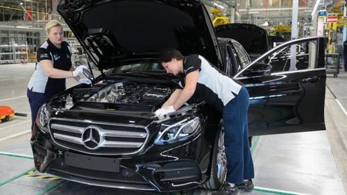 "Mercedes-Benz está un paso más cerca de regresar al mercado ruso". El fabricante de automóviles vendió sus activos en Rusia, pero, si lo desea y es posible, podrá recuperarlos