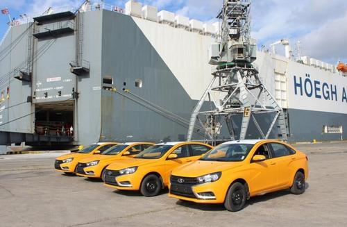 Автомобили Lada в порту Гаваны