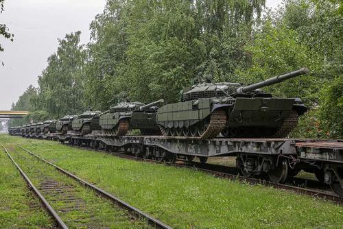 Los tanques rusos T-72B3M reciben por primera vez protección dinámica en la parte trasera