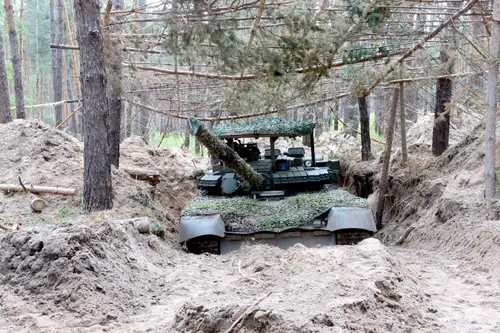 Los tanques rusos T-80BVM reciben protección adicional