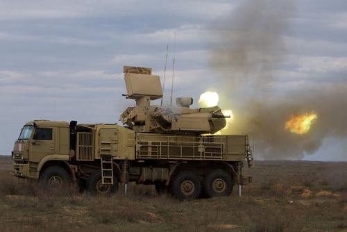 El sistema de misiles y cañones antiaéreos Pantsir está armado con misiles hipersónicos, y el tanque T-14 Armata está cubierto con una capa especial