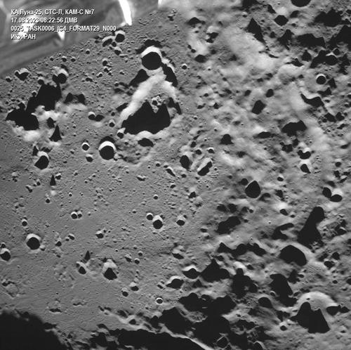«Луна-25» прислала первый снимок лунной поверхности