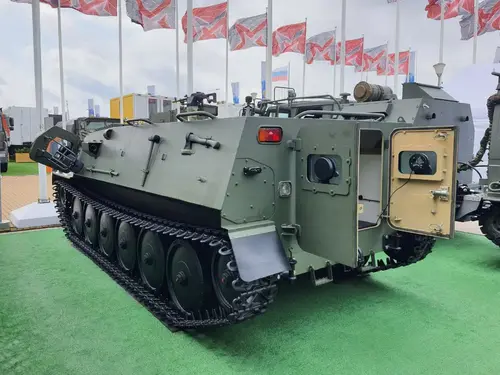 В России появился новый гусеничный внедорожник. Он может преодолевать горные перевалы в 4,5 км и плавать со скоростью 6 км/ч