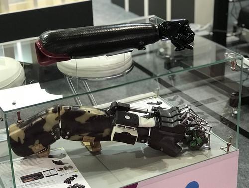 Prótesis robótica de mano y ortesis robótica de mano de KRET.<br>