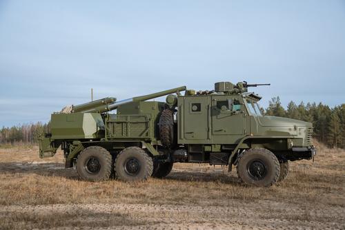 Бронированная кабина и отсеки для боеприпасов обеспечивают на марше и при смене позиции повышенную защиту расчета и боезапаса «Флокса»<br>