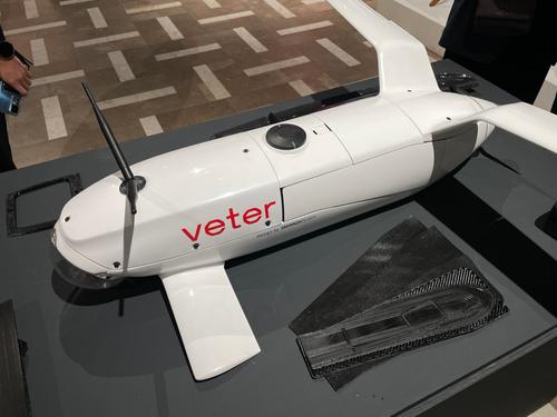 VETER&nbsp;– гибрид самолета и квадрокоптера с вертикальным взлетом. Он поднимается в воздух и садится с помощью выдвижных пропеллеров, а перемещается – с помощью крыльев.<br>