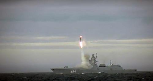 Lanzamiento del "Zircón" desde el buque de guerra "Almirante de la Flota de la Unión Soviética Gorshkov" desde el área del Mar de Barents hacia un objetivo marítimo en el Mar Blanco