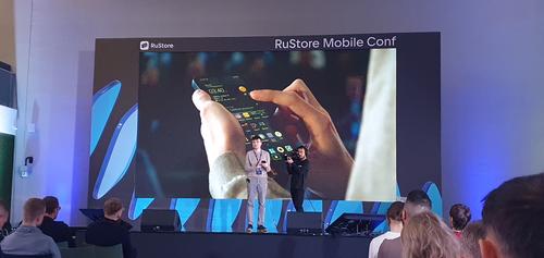 El desarrollador de Sardina Systems, Alexander Epaneshnikov, en el escenario de Rustore Mobile Conf