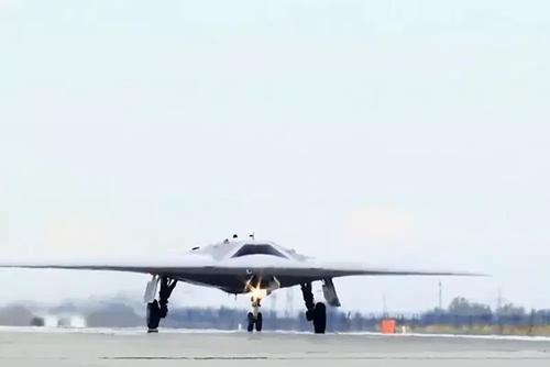 El desarrollo de la Oficina de Diseño Sukhoi fue creado según el esquema de "ala volante" y es poco visible para los sensores térmicos y radares