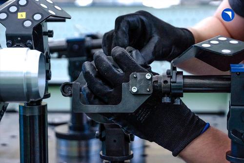 Ahora se requiere menos trabajo manual para operar la máquina: el operador ajusta el equipamiento universal y luego recibe retroalimentación automáticamente a través de un software especial. Se puede aprender a trabajar en este complejo universal digitalizado en tan solo unos días