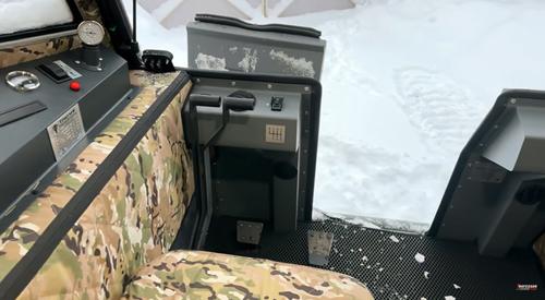 Вместо руля у вездехода - рычаги, которые направляют вездеход влево-вправо, если одновременно отжать оба рычага - сработают тормоза. Вид с водительского сиденья у вас будет примерно такой<br>