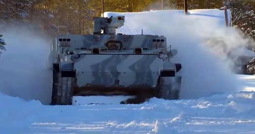 El BT-3F ártico recibió orugas especiales con extensiones que proporcionan baja presión sobre el suelo. Esto mejora significativamente la transitabilidad sobre nieve virgen.