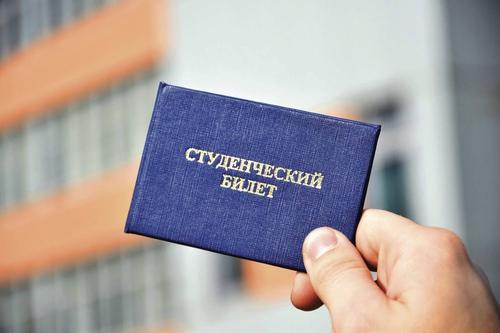 Beneficios en el transporte, descuentos en el cine: se introducirá el carné de estudiante digital en Rusia