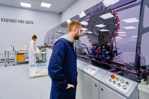 La velocidad de la rueda permite procesar 19 mil tarjetas por hora