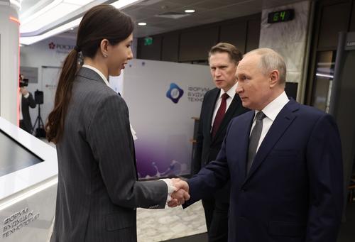 Президент России Владимир Путин и руководитель дирекции по здравоохранению Фонда Росконгресс Анастасия Столкова