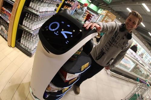 Reparten productos en promoción y desean un buen día: en el centro comercial "Metrópolis" de Moscú han aparecido robots-gato asistentes