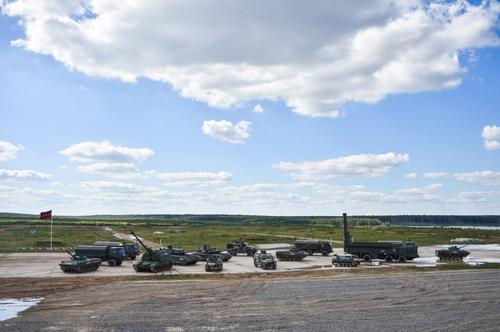 Pruebas de tanques de las Fuerzas Armadas de Rusia y equipo pesado en el campo de entrenamiento de Alábino