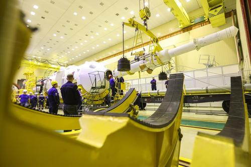 «Роскосмос» показал, как собирают ракету «Союз МС-25» перед пуском