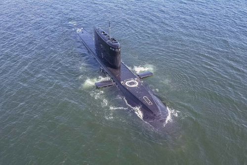 El submarino "Mozhaisk" practicó inmersiones profundas en el campo de pruebas marítimo de la Flota del Báltico