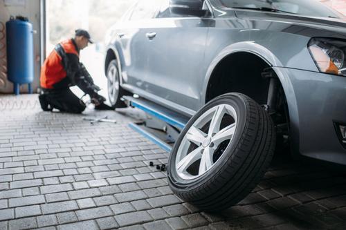 Un experto automotriz explica a los rusos cuándo cambiar a neumáticos de verano