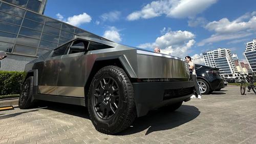 Tesla Cybertruck впервые заметили на дорогах Москвы — появились подробности