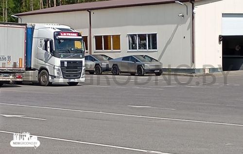 Dos Tesla Cybertruck en la frontera lituana<br>
