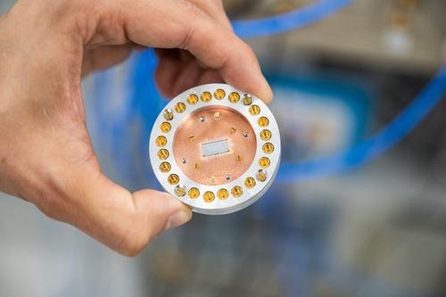 New Russian method developed for fast three-qubit operation on fluxoniums