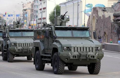 Выносливость, мощная защита, скорость до 100 км/ч — что известно про российские бронемашины «Линза» и «Феникс»