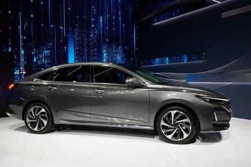 Nuevos automóviles VOLGA mostrados en Nizhni Nóvgorod