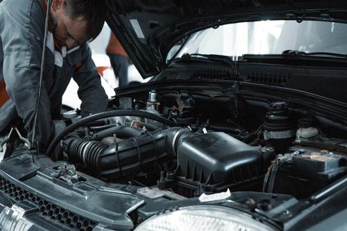 Un experto automotriz reveló en qué se puede ahorrar al realizar el mantenimiento técnico