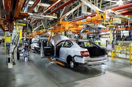 Producción de automóviles Skoda en la planta de GAZ