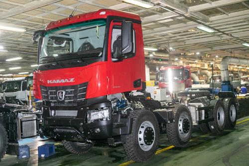 КАМАЗ выпустил первые новые грузовики КАМАЗ-54902 и КАМАЗ-65658