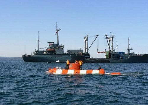 El batiscafo "AS-30" en el agua durante los ejercicios antes de la inmersión