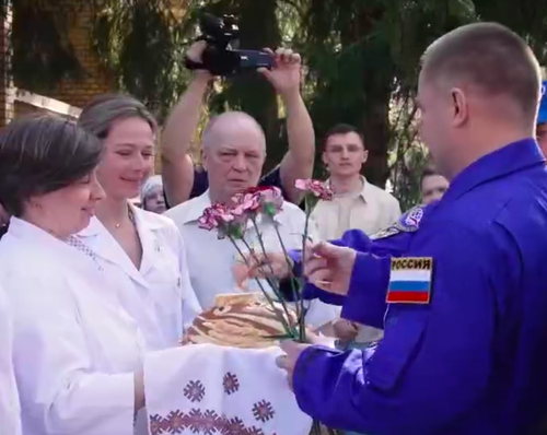 Овчинина и Вагнера встретили с караваем