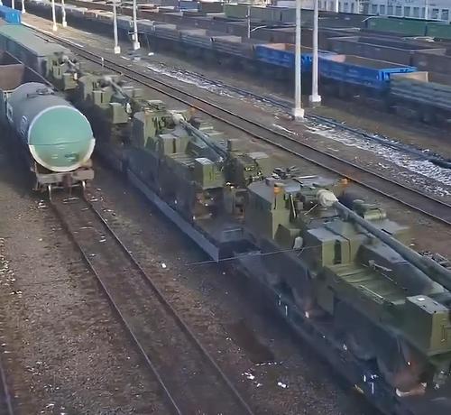 Huge batch of the latest "Malva" self-propelled howitzers for the Russian military spotted on a train