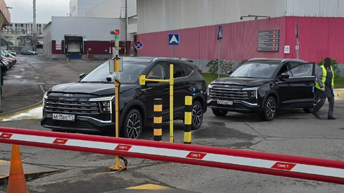"Moskvich 8" hits the road: Crossovers in black shown "live"