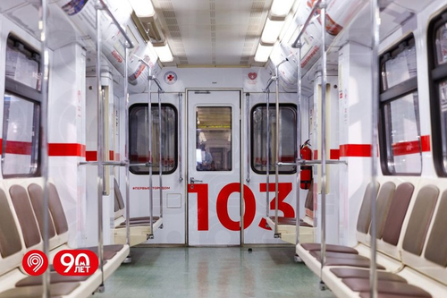 Tren decorado al estilo de una ambulancia