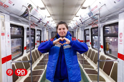 Tren decorado al estilo de una ambulancia
