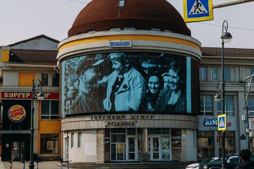 Нейросети оживили историю: медиафасады по всей России показывают весну 1945 года