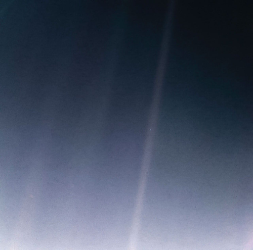 «The Pale Blue Dot». Отреставрированное фото с зонда Voyager-1. 5.9 млрд км от Земли