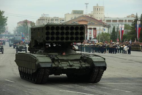“Flying” T-80BVM tanks and TOS-1A “Solntsepyok” shown at the Victory Parade in Omsk