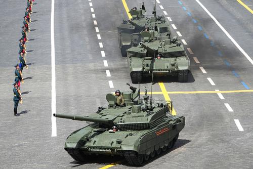 "Uralvagonzavod" explained the appearance of T-90M, T-72B3M and T-80BVM without "barbecues" and electronic warfare systems in the center of Moscow